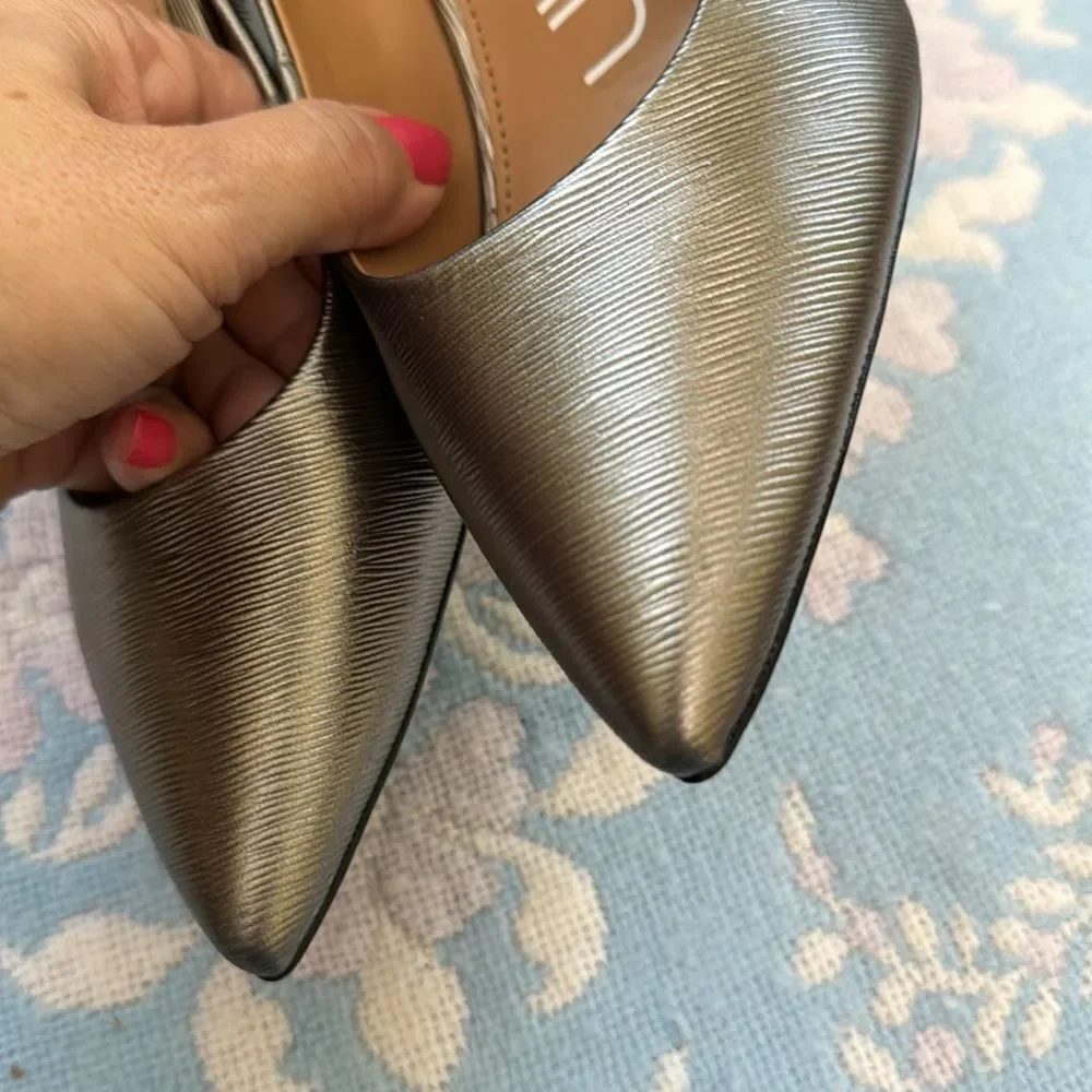 *Calvin Klein* VON MAUR Sz 7 Ribbed *Epi* Leather Pumps Metallic Accents